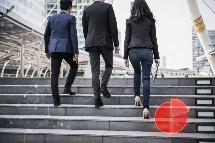 Equipo ejecutivo avanzando en un entorno corporativo como representación del acompañamiento estratégico y la gestión estructurada de fianzas