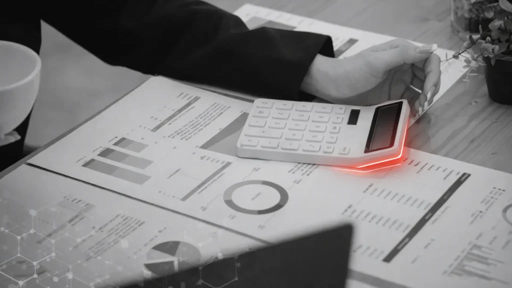 Ejecutiva analizando documentos financieros y gráficos de crecimiento con calculadora, evaluación de decisiones empresariales.