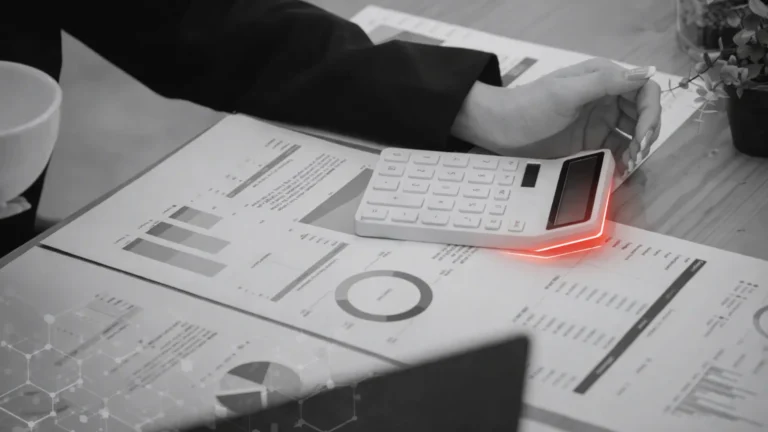 Ejecutiva analizando documentos financieros y gráficos de crecimiento con calculadora, evaluación de decisiones empresariales.