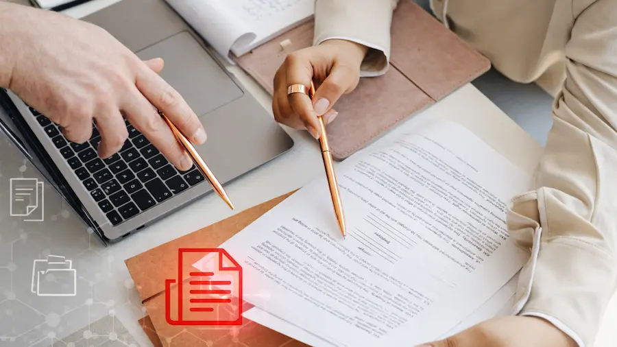 Revisión de documentos financieros y contractuales por ejecutivos en un proceso de análisis y validación empresarial.