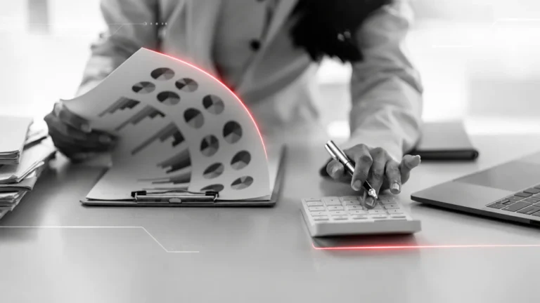 Director financiero evaluando cuándo contratar un seguro de crédito para proteger la cartera.