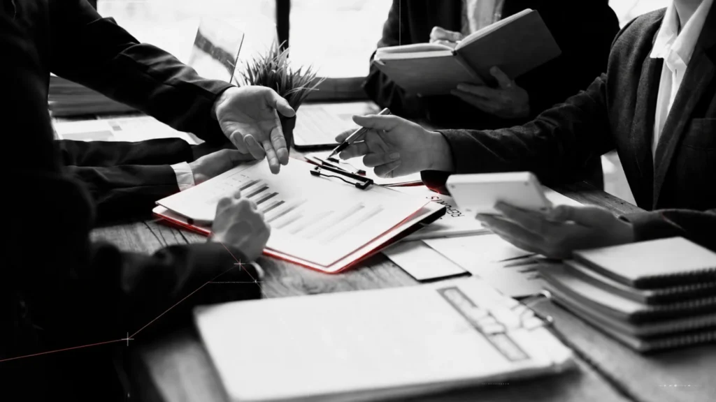 Directivos revisando obligaciones contractuales sin estructura antes de firmar un acuerdo.